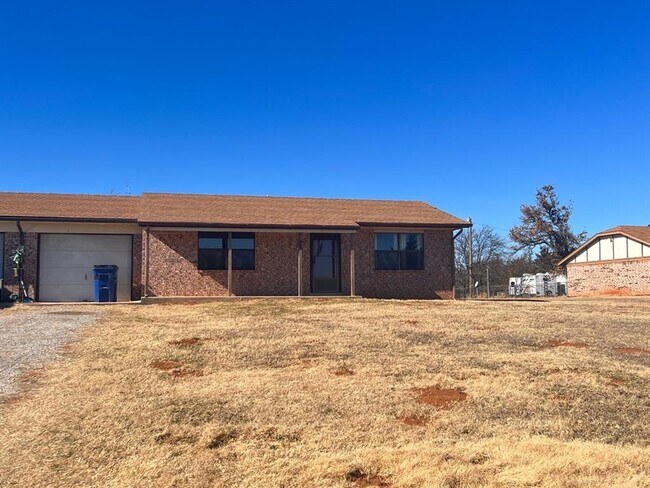 Building Photo - 928 N County Line Rd