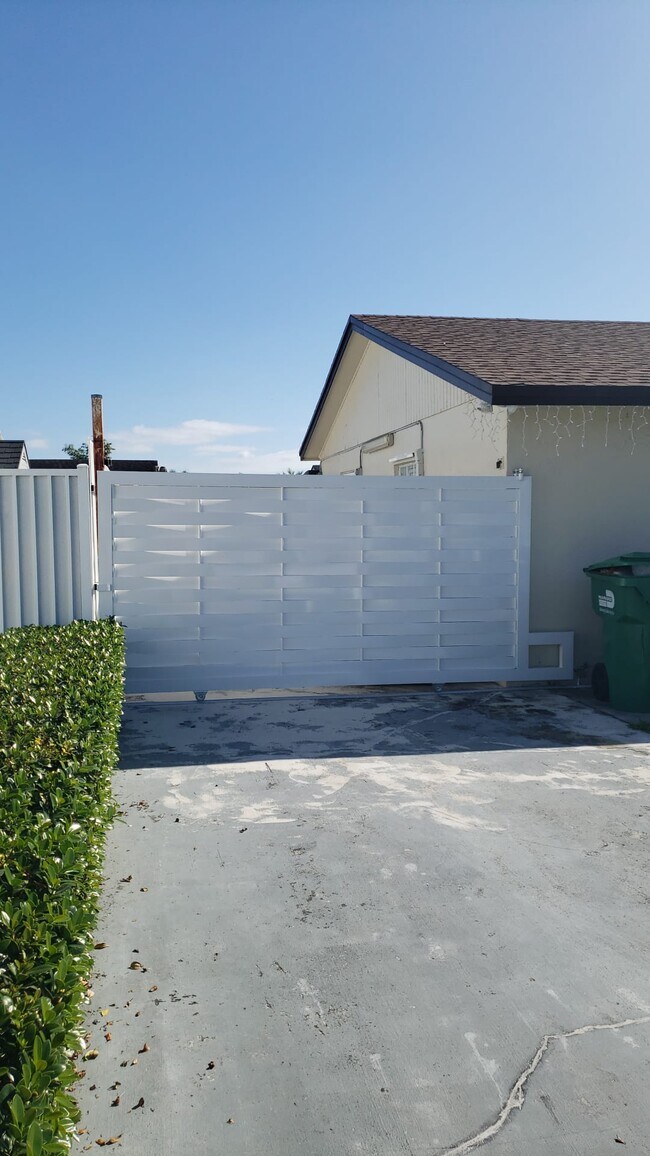 Building Photo - 4301 SW 135th Ave