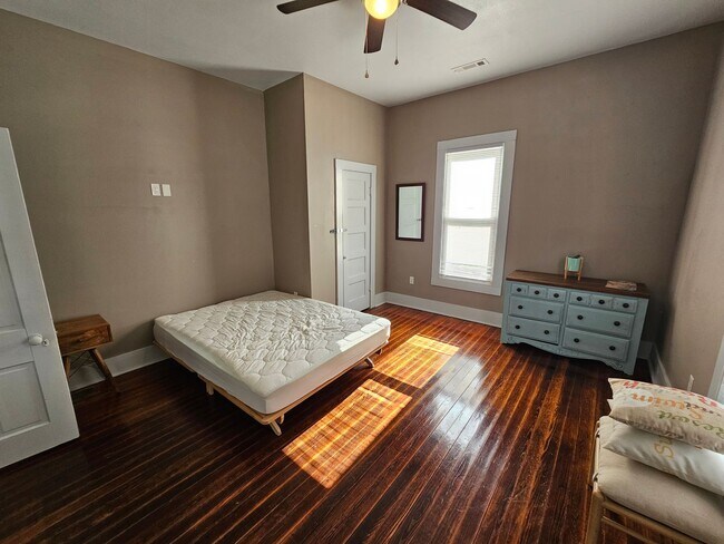 Building Photo - Nice 3 bedroom 2 bath home close to the U ...