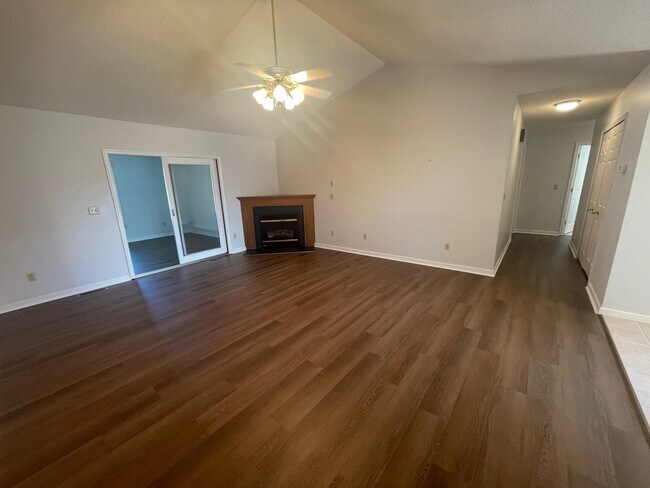 Foto del edificio - 10401 Whispering Pine Ln
