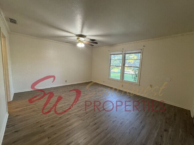 Foto del edificio - 4 bedroom 2 bath, great neighborhood! One block from TSU football field.