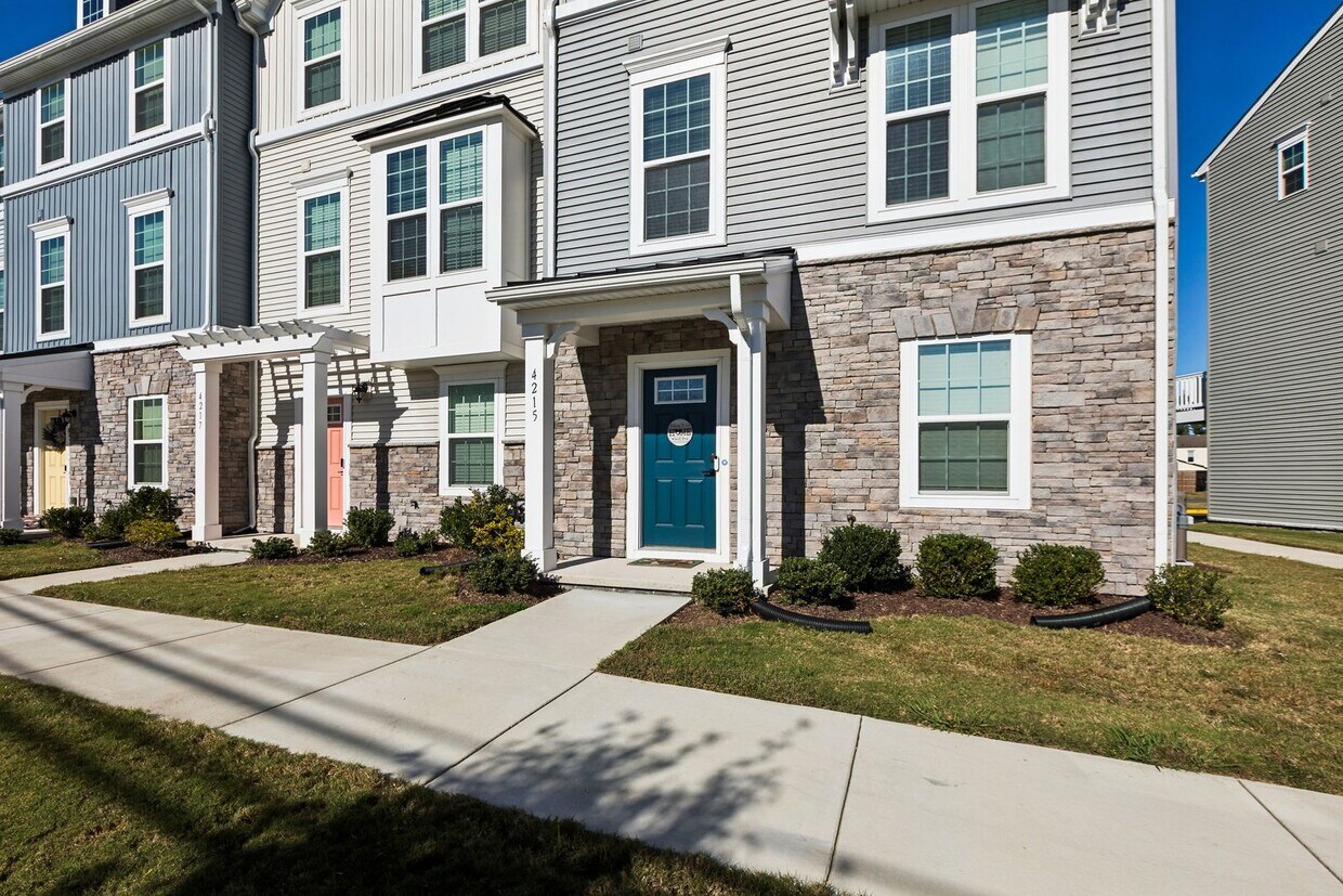 Primary Photo - Chesapeake, 3 bedrooms, End Unit- Quick Mo...