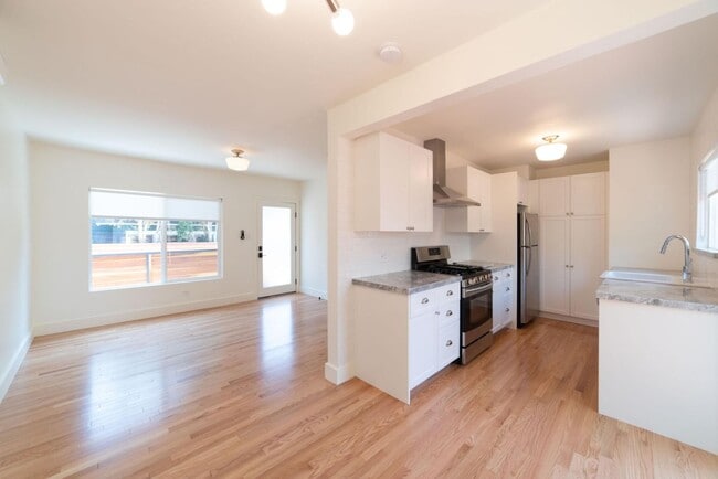 Foto del edificio - Spacious & Updated 1 Bed 1 Bath in the Heart of Echo Park - Parking & Laundry