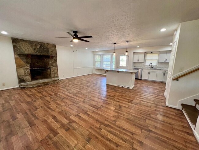 Building Photo - 4005 Shallowford Rd