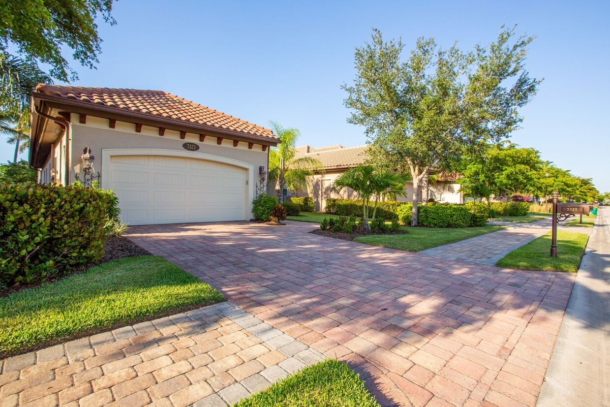 Primary Photo - ***STUNNING POOL HOME***OLDE CYPRESS** SEA...