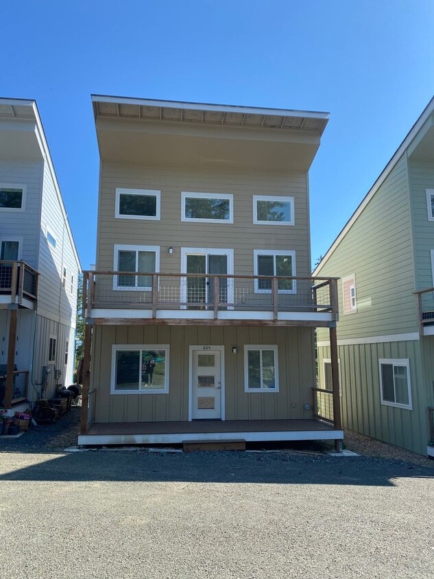Primary Photo - 3 Bedroom Close to Town