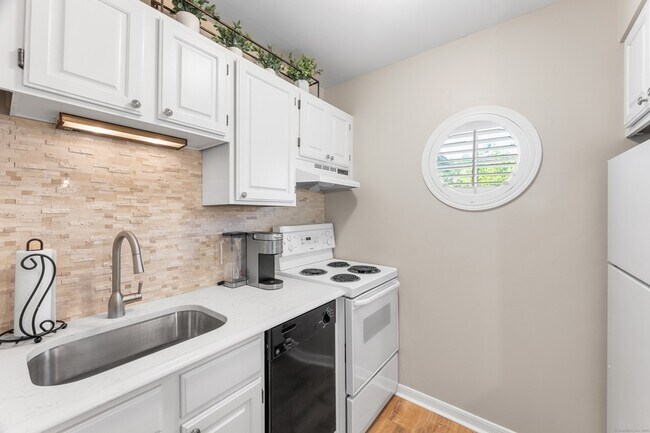 Foto del edificio - 2124 Old Pond Ln