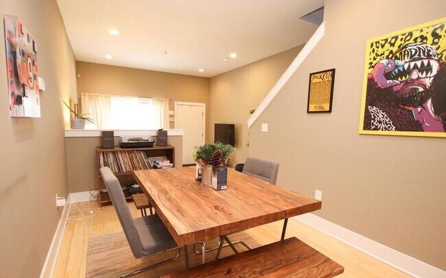 Foto del edificio - Gorgeous 3-Bed/2.5-Bath Townhome in South ...