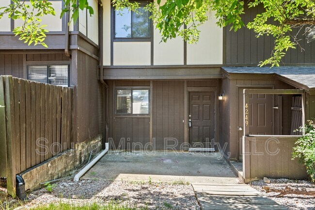 Foto del edificio - 4249 Lake Ridge Dr