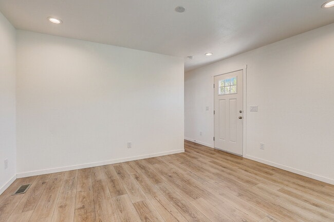 Foto del edificio - 2627 S Lamb Blvd