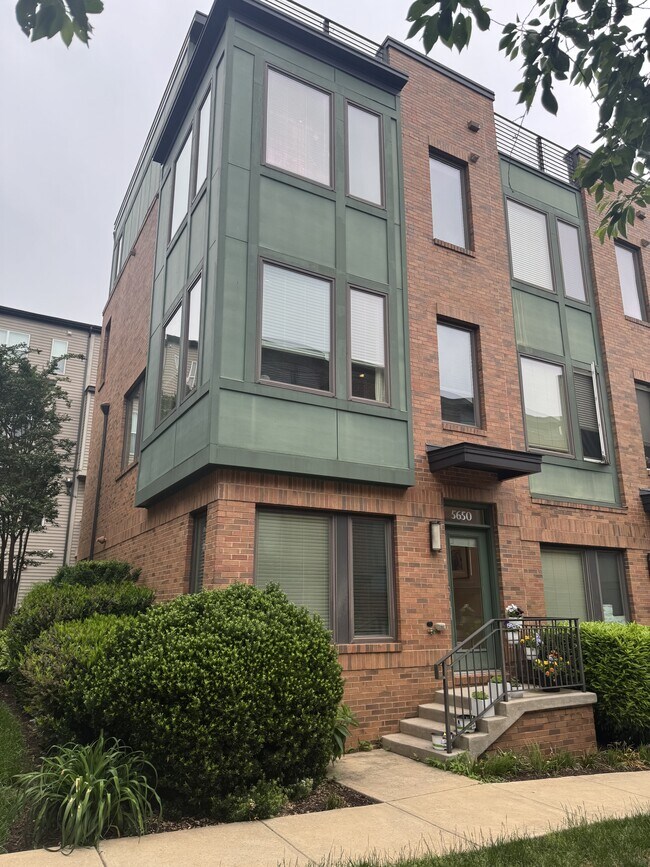 Foto del edificio - 5650 46th Pl