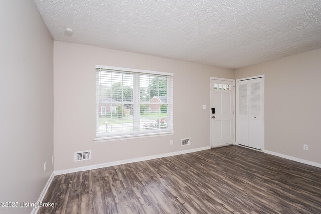 Foto del edificio - 8204 Rochelle Rd