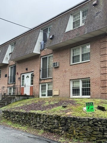 Primary Photo - 82 Boylston Ln
