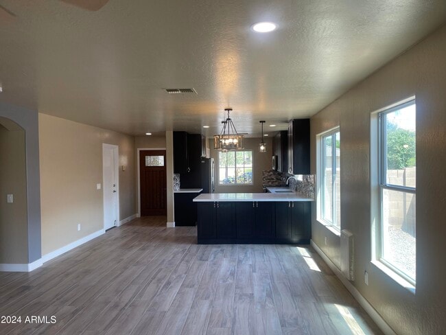 Building Photo - 15433 W Mercer Ln