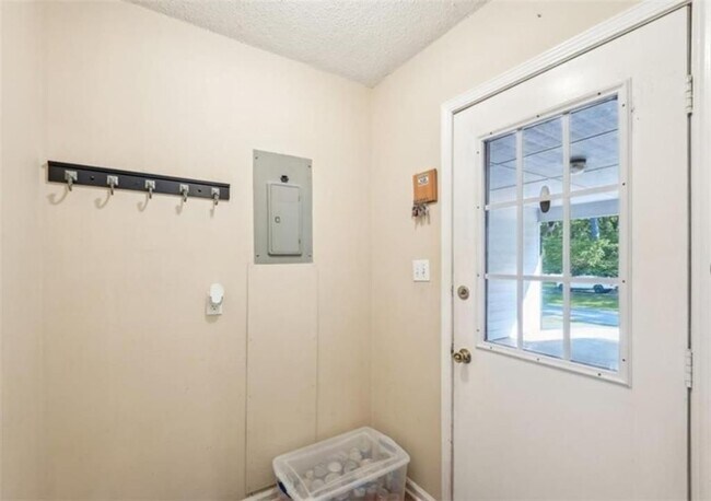 Building Photo - 886 Perimeter Rd