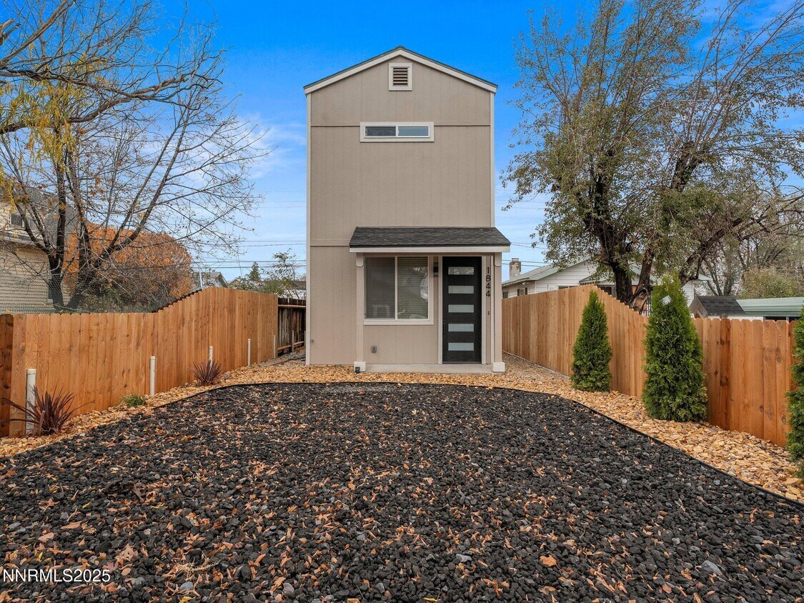 Foto principal - 1844 H St