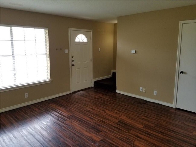 Building Photo - 1714 S Travis St