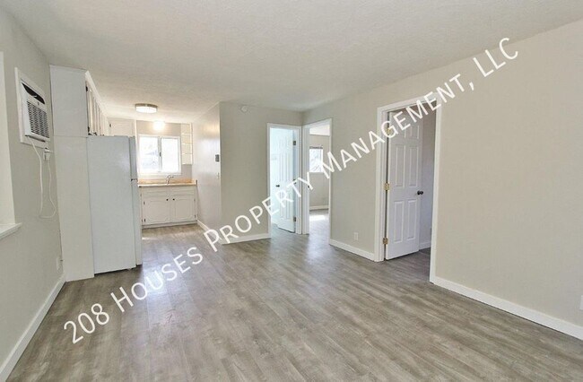 Building Photo - Updated Single-Level Unit
