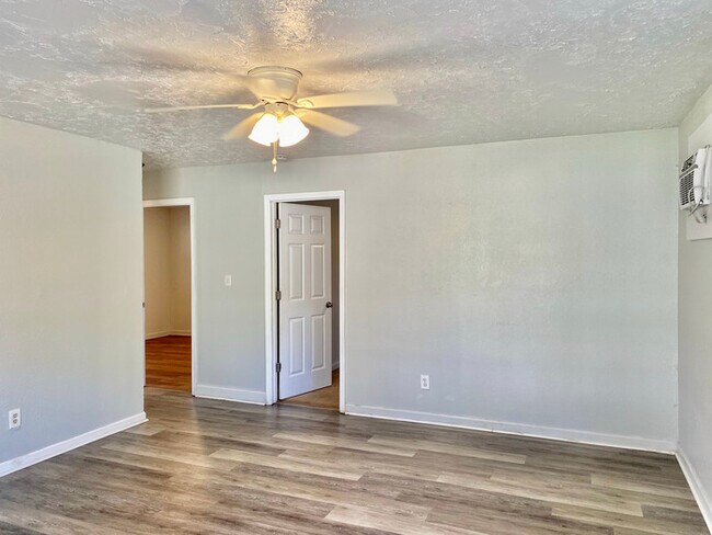 Building Photo - 2Bed/1Bath Duplex South Chattanooga