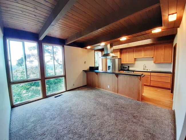 Foto del edificio - Beautiful, spacious mid-century modern 5 b...