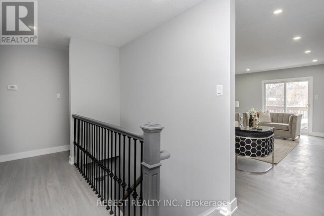 Building Photo - 92 Lillian Crescent