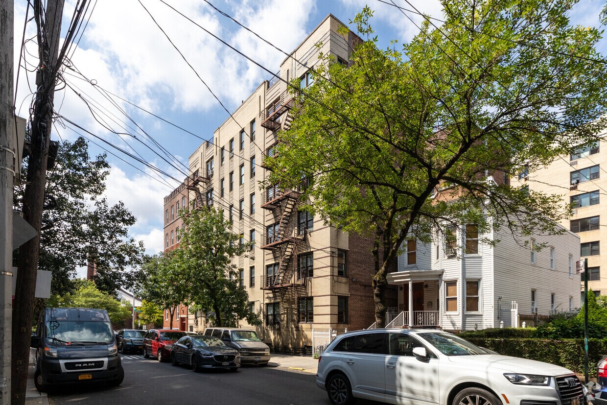 Primary Photo - 3245 Perry Ave