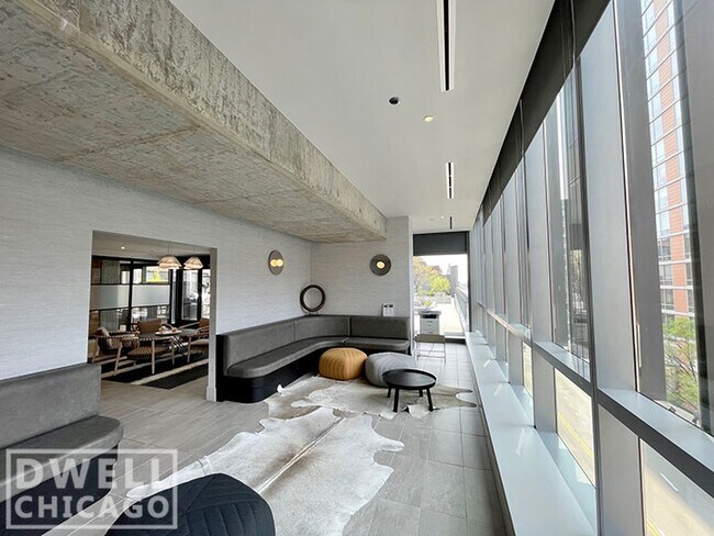 Foto del edificio - 649 S Clark St