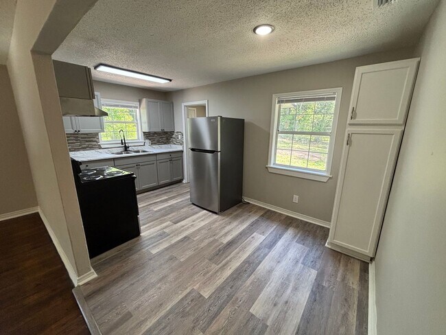Foto del edificio - Stylish Renovated 3-Bedroom Gem in Prime T...