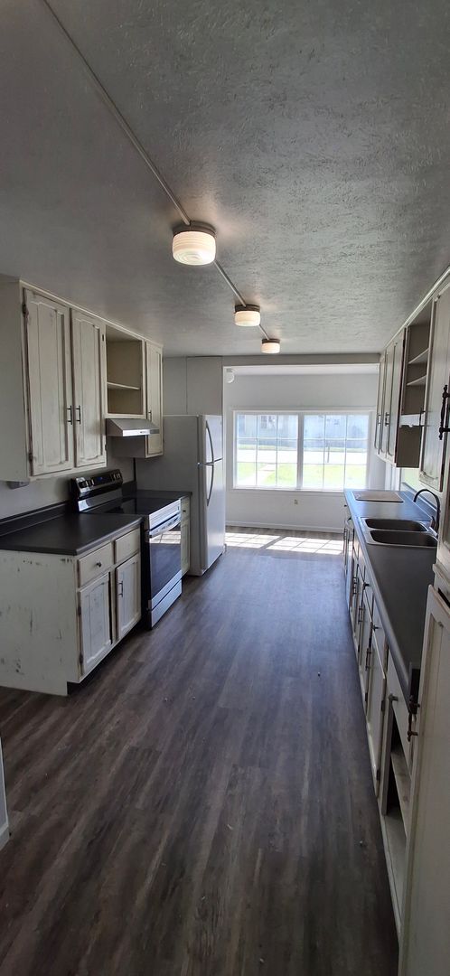 Foto del edificio - Spacious 4 Bedroom Stand Alone Home Near t...