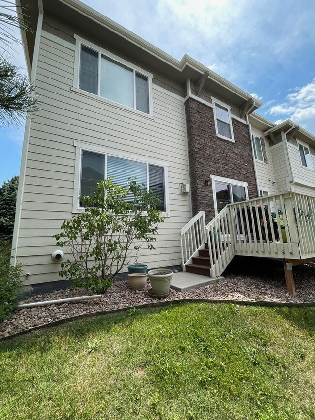 Building Photo - Gorgeous 3 Bed / 2.5 Bath Townhome, 1 Car ...