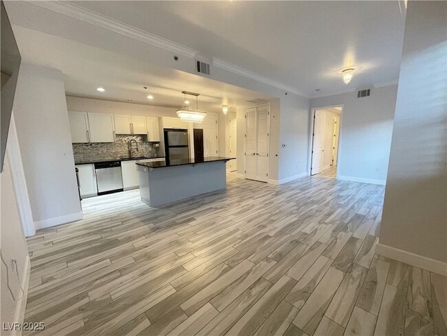 Building Photo - 2405 W Serene Ave