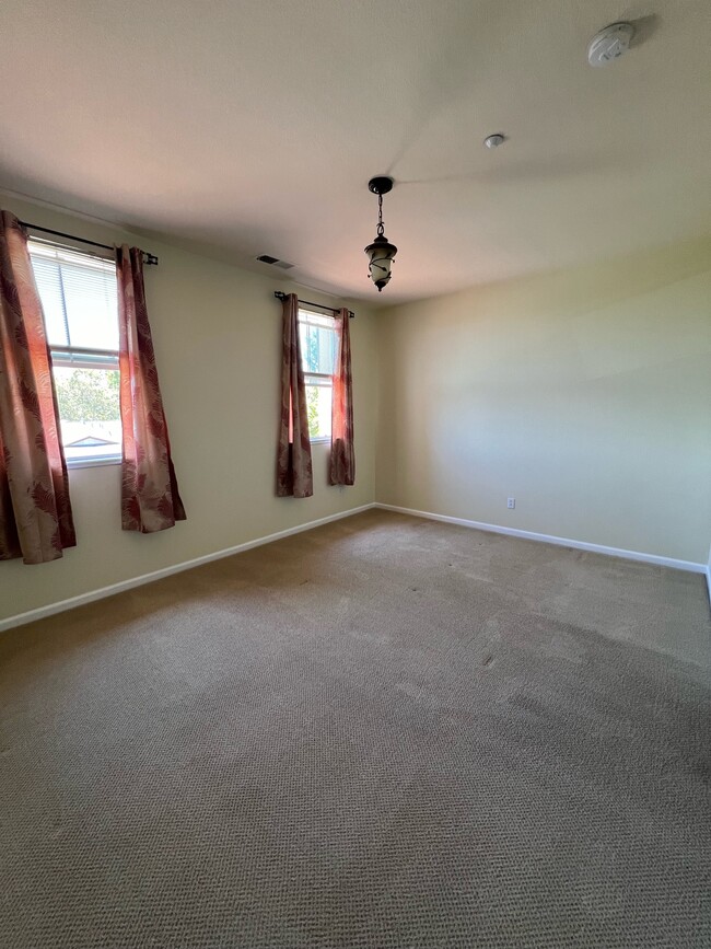 Primar bedroom - 694 Cedarville Ln
