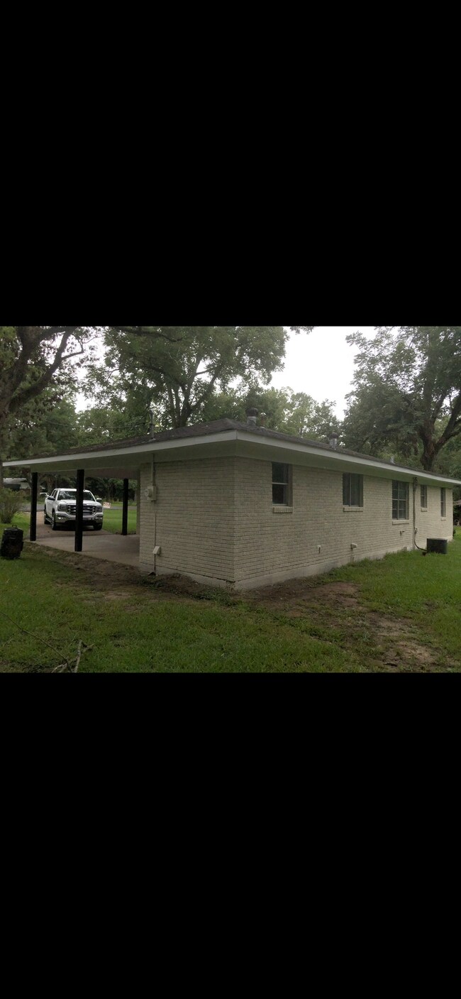 Building Photo - 121 Cloverdale Dr