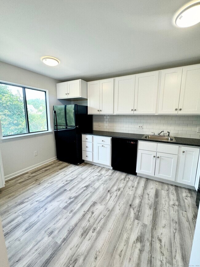 Foto del edificio - 2435 Bedford St