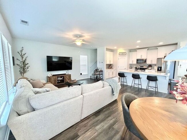Foto del edificio - 4 bedroom, 2.5 bathroom home located in th...