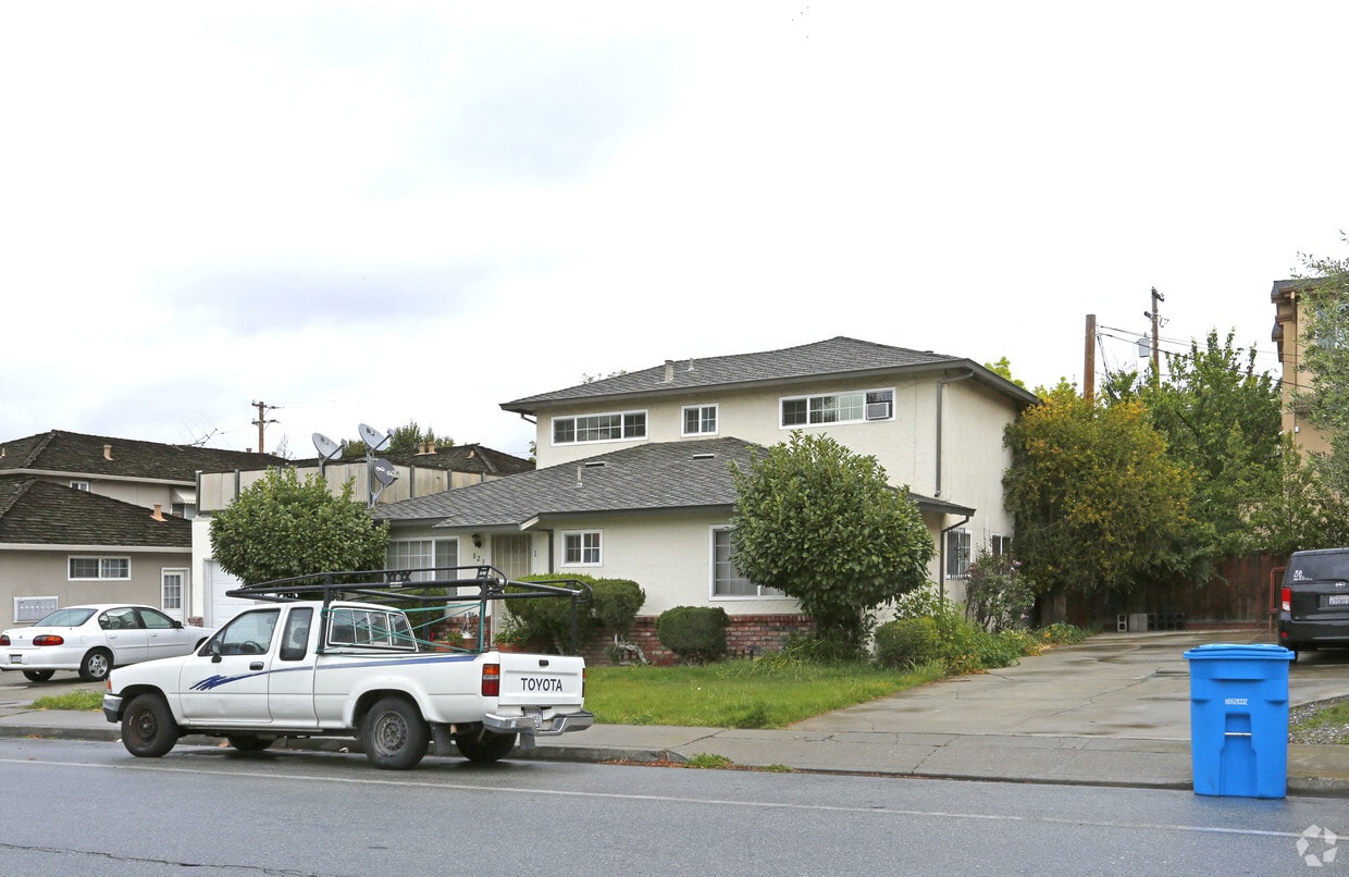 Building Photo - 823 Maryann Dr