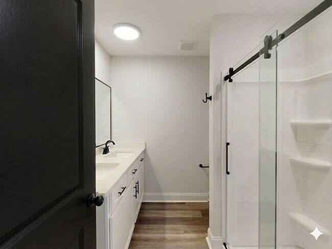 Foto del edificio - 221 Winding Chestnut Dr