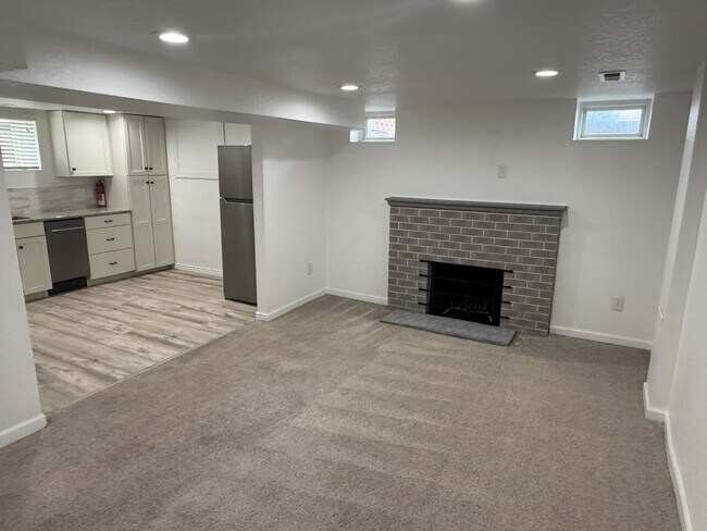 Foto del edificio - Wonderful updated basement apartment - Available NOW!