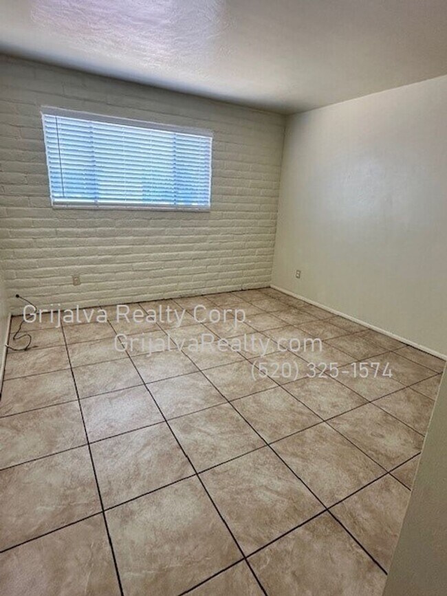 Foto del edificio - 2614 N Winstel Blvd