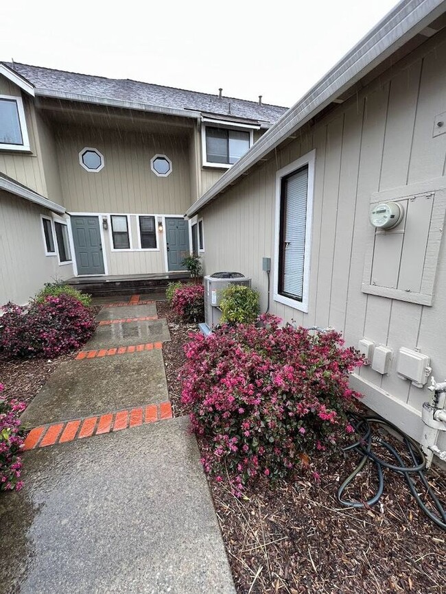 Building Photo - 2BD/2.5BA Townhouse w/ New Appliances & HV...