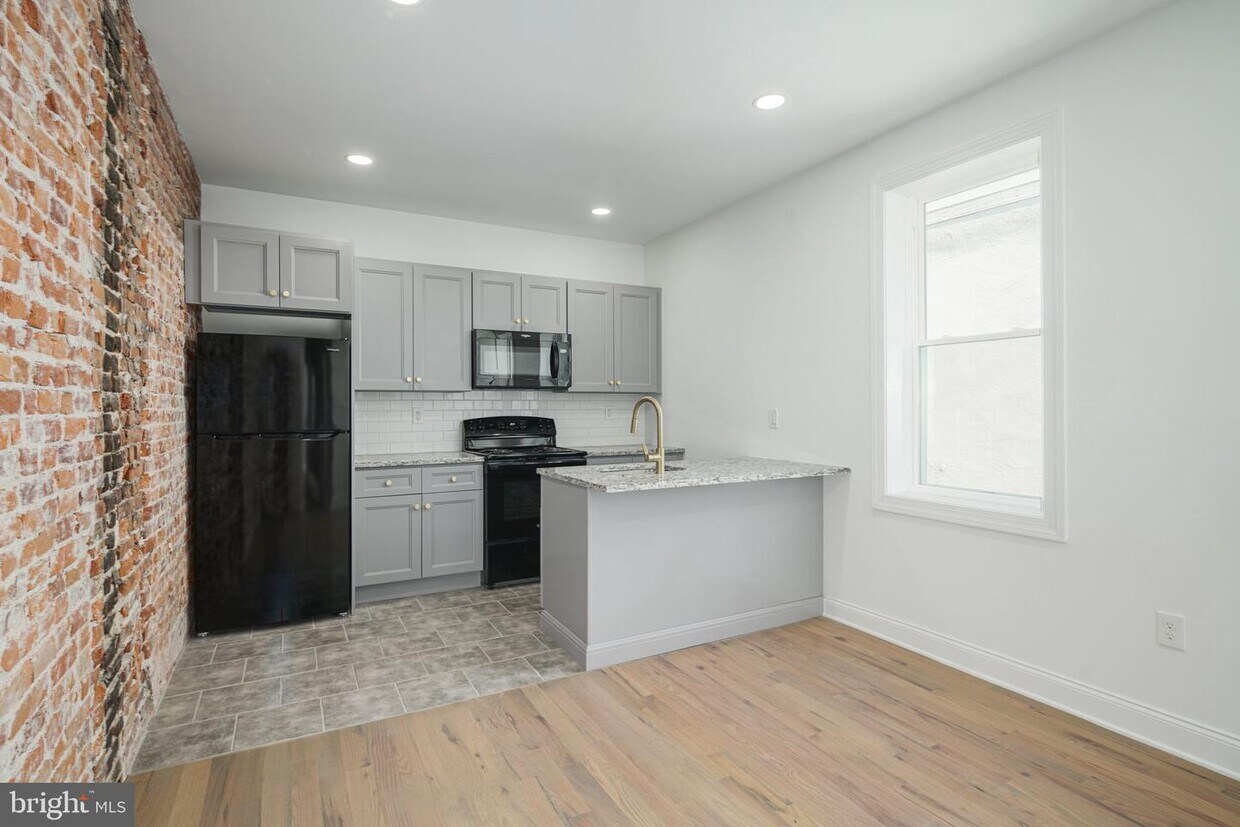 Primary Photo - 2122 N Woodstock St