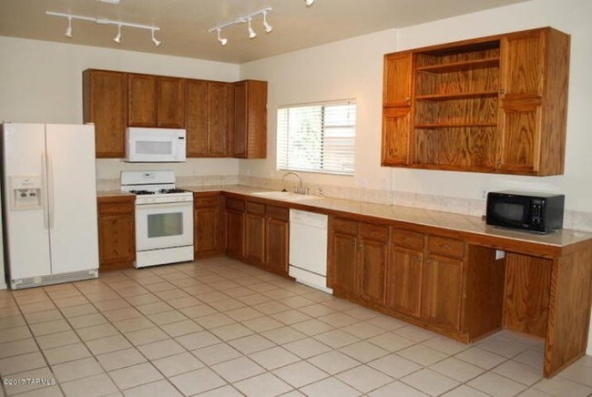 Building Photo - Rancho Sahuarita!