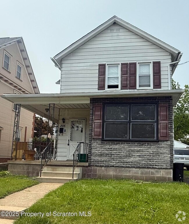 Building Photo - 205 2nd St