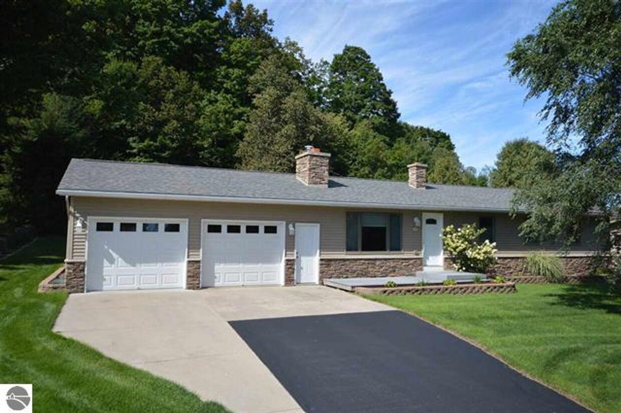 Primary Photo - Beautiful Home in Suttons Bay Short Term o...