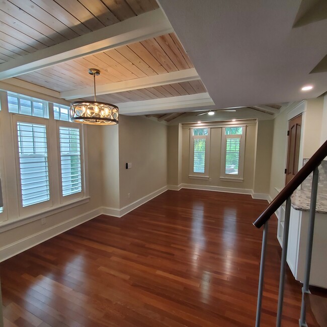 Building Photo - 1124 Azalea Ln