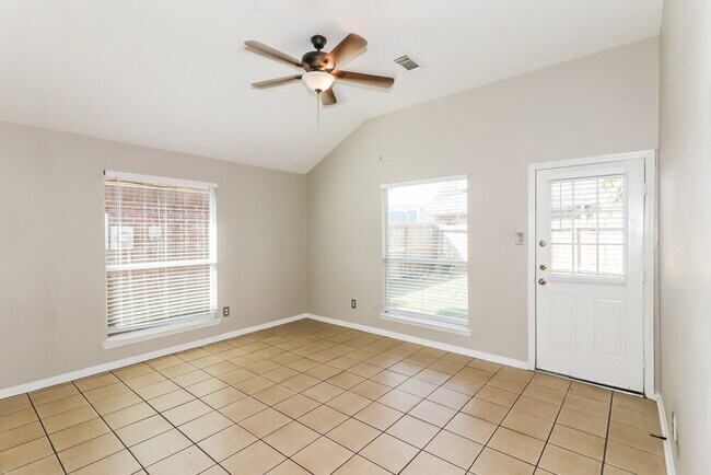 Foto del edificio - 19938 Sycamore Valley Dr