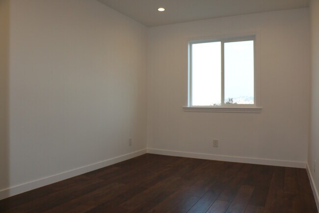 Building Photo - 1052 Jamestown Ave