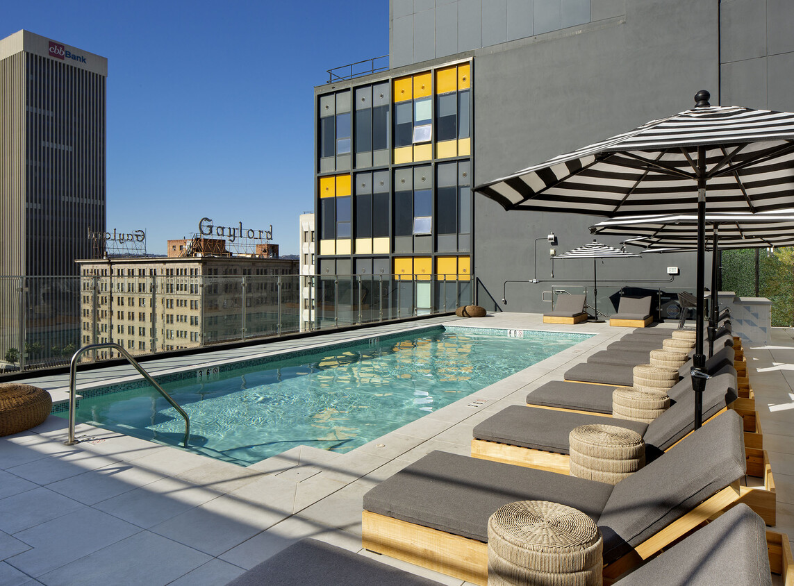 Terraza con piscina en el décimo piso - Crosby