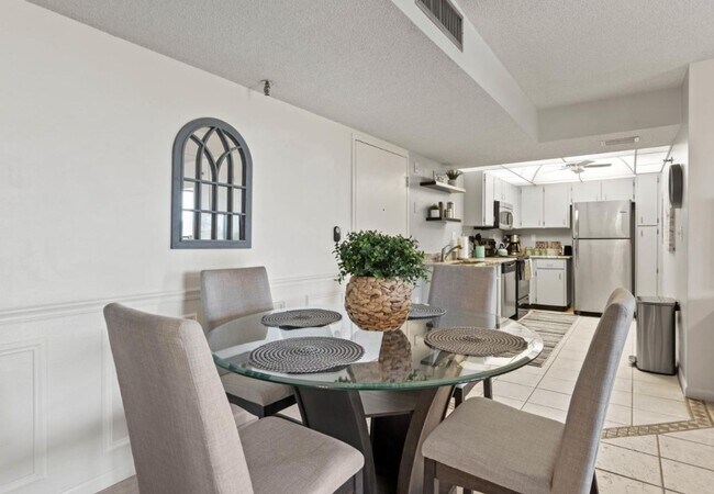 Foto del edificio - Beautifully Furnished Annual 2BR/2BA Condo...