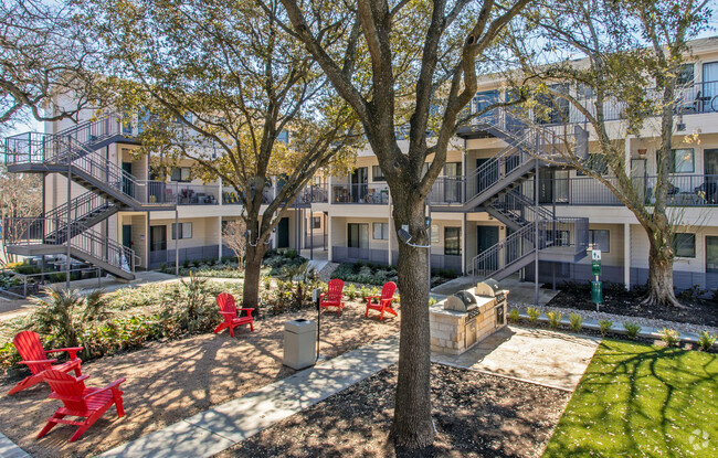 Patio y área de parrillas - Old South Austin Apartments